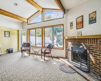 Cedarbrook Two Double bed Standard Hotel room 217 - Killington - Living room