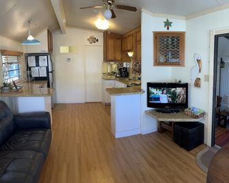 2 bedroom & 25' Boat Dock ~ Waterfront Atlantic Side & PrivateTiki dining, bikes - Key Largo - Living room
