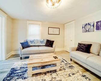 Meadville Apartment w/ Deck 2 Mi to Allegheny! - Meadville - Obývací pokoj