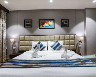 هوتل بلو ستون - نيهرو بليس - نيو دلهي - غرفة نوم