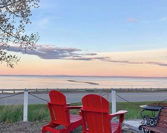 Les Pinsons des Rives - לה מאלבאי - מרפסת