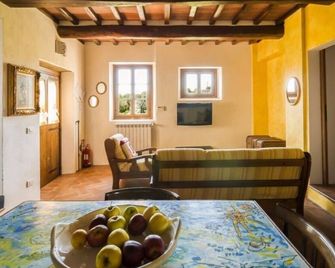 Old farmhouse surrounded by olive groves, near the village, 5 places, floor1,with swimming pool - Monte San Savino - Jídelna