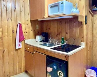 Quaint Riverside Cabin # 1 - Crowsnest Pass - Kitchen