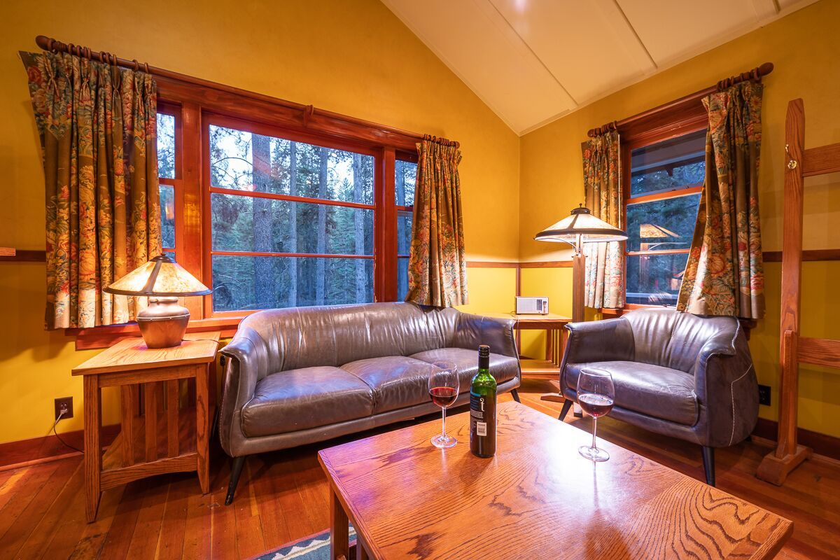 Johnston Canyon Lodge & Bungalows