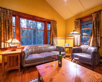 Johnston Canyon Lodge & Bungalows - Banff - Salon