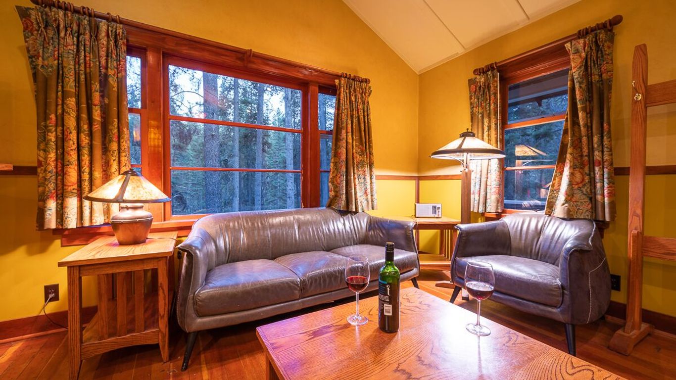 Johnston Canyon Lodge & Bungalows