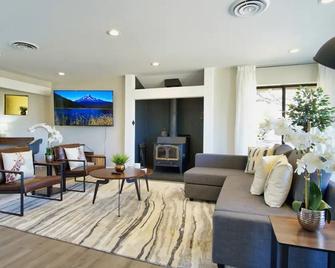 Oakridge Ranch ~ Sequoia, Kern River & Lake Escape - Lake Isabella - Living room