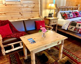Pet-Friendly Cabin Rental for Two along River near Thompson Falls, Montana - Trout Creek - Sala de estar