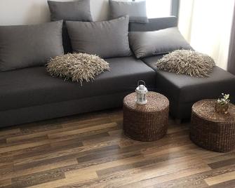 Entire apartament located nearby all you need for a memorable holiday - Râmnicu Vâlcea - Living room