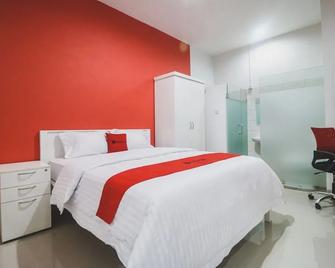RedDoorz Plus near Living Plaza Jababeka - Cikarang - Bedroom