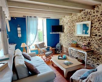 Charming typical house located 2.5 km from the Beach - ideal seaside stay - Denneville - Living room