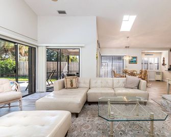 Jupiter Inlet Village House W/Pool - Walk to the Beach, Inlet, Pelican Club - Jupiter - Wohnzimmer