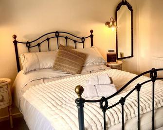 18th Century Cottage Stunning Farmland Views Stratford Upon Avon - Stratford-upon-Avon - Bedroom