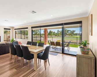 The Links - fairway views, walk to town, air-con - Dunsborough - Sala pranzo