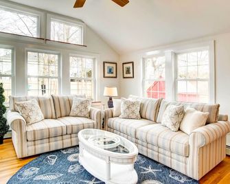 2 Mi to Beach Coastal Retreat in Hyannis! - Hyannis - Living room