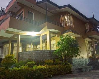 The Sojourn ~ Adharshila Cottage ~ snow-capped mountain views ~ - Dharamshala - Building