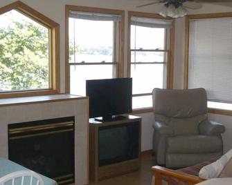 Two Bedroom Cottage with Great Lake Views! - Stoughton - Living room
