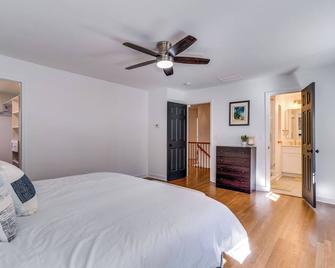 Luxury Home in Brookhaven Atlanta with Pool Table for 30+ Days stays - Chamblee - Bedroom
