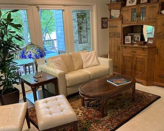 Private lakefront home with endless views - Noblesville - Living room