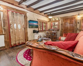 Fairytale themed secluded cabin- pets ok, king bed, fast Wi-Fi! - Lake Arrowhead - Living room