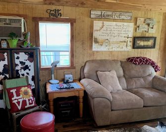 Quaint Country Cabin - Experience the Ozarks - Calico Rock - Living room