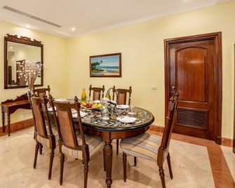 ذه لاليت غولف ومنتجع سبا غوا - كاناكونا - غرفة طعام