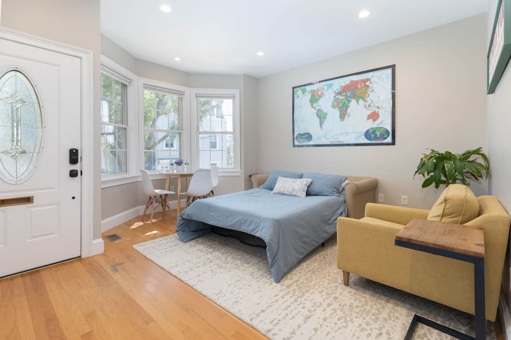 Clean and convenient w/ patio! Walk to Boston highlights! - בוסטון - חדר שינה