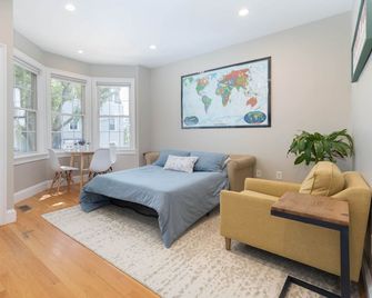 Clean and convenient w/ patio! Walk to Boston highlights! - ボストン - 寝室