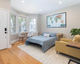 Clean and convenient w/ patio! Walk to Boston highlights! - בוסטון - חדר שינה