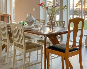 Nice Home In Västervik With Lake View - Vastervik - Їдальня