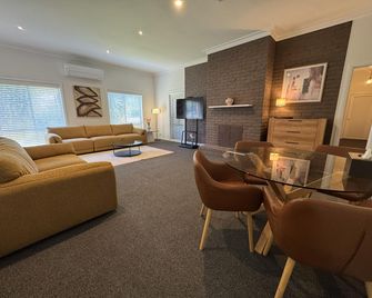 Lincoln Cottage Motor Inn - Wagga Wagga - Sala de estar
