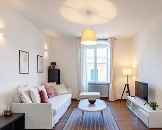 Joivy Spacious Family Apt For 4, In Carignano, Genoa - Génova - Sala de estar