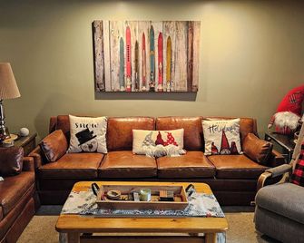 Smugglers Notch Getaway 5 bed vacation home! Room for everyone. - Smugglers Notch - Living room