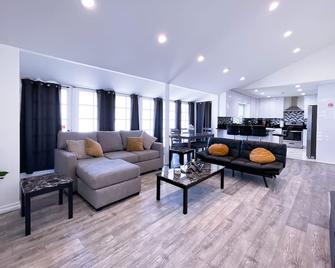 Modern Style 4-Bedroom Home with Jacuzzi - Woodland Hills - Living room