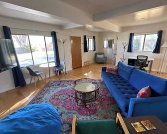 Blue Skye: Downtown Getaway - Bishop - Living room