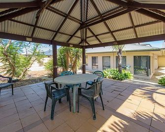 Seacrest - Spacious Beachside Retreat - Bunbury - Patio