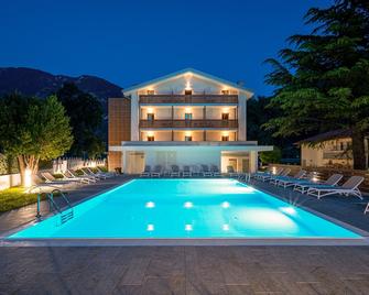 Hotel Trilago - Cavazzo Carnico - Pool