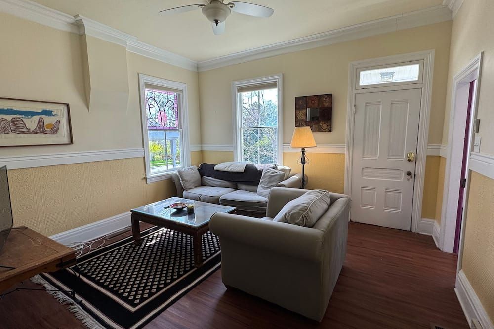 Charming 2-bedroom house, with large greatroom, quiet Avenues neighborhood - סולט לייק סיטי - סלון