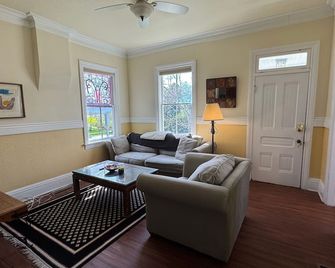 Charming 2-bedroom house, with large greatroom, quiet Avenues neighborhood - Salt Lake City - Living room