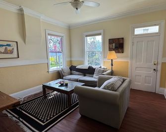 Charming 2-bedroom house, with large greatroom, quiet Avenues neighborhood - Salt Lake City - Sala de estar