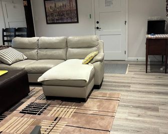 Modern and clean 1 BR suite 5 minutes from Butchart Gardens - Brentwood Bay - Living room