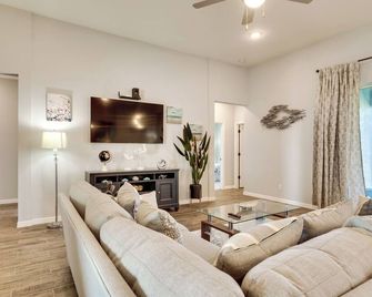6 Mi to Sirenia Vista Cape Coral Retreat with Grill - Cape Coral - Wohnzimmer