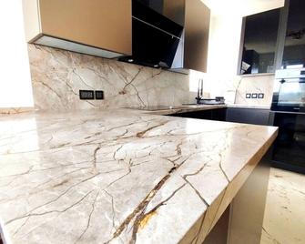 'Golden Pegasus' airy luxury brand new penthouse on level 7 in Xaghra, Gozo - Tarxien - Küche