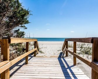 Schooner Beach and Racquet Club by Capital Vacations - Myrtle Beach - Beach