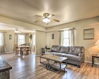 Surfside Retreat Steps to Beach and Local Eats! - Freeport - Living room
