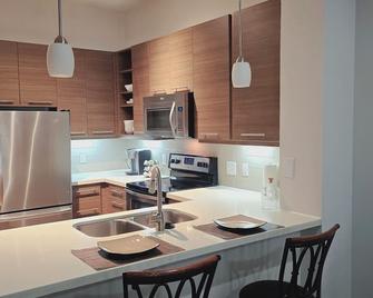 Midtown Downtown Breeze - Houston - Kitchen