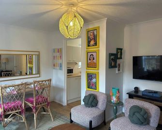 Stylish One Bedroom Apartment in Central Potton - Sandy - Вітальня