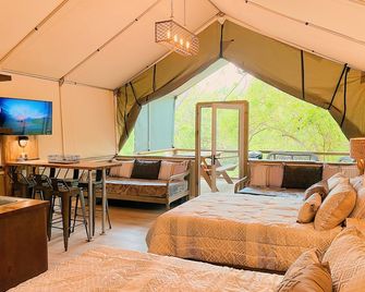 Sleeps 6! Brand new Cabin with many amenities: Pool, hot tub, kayaking! - SG7 - Seguin - Bedroom