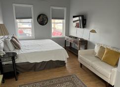 Newport Inn #3 - No Cleaning Fees!! Free Parking!! Walk To Games And Concerts!!! - Newport - Habitación