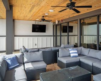 The Chief`s Barracks - McMinnville - Lounge